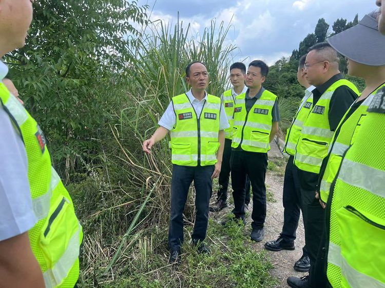 20250814川西公司黨委副書記、總經(jīng)理何雁一行到渝蓉高速開展防汛安全檢查2_副本.jpg